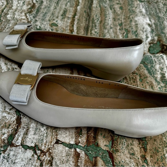 SALVATORE FERRAGAMO VARA 7AA NARROW IVORY LOW HEEL PUMPS HEELS RIBBOW BOW SHOES - Picture 9 of 11